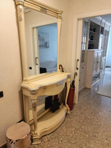 卡斯特利翁-德拉普拉纳Flat in Castellon的一间带水槽和镜子的浴室