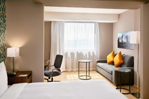阿瓜斯卡连特斯Fairfield Inn & Suites by Marriott Aguascalientes的酒店客房,配有床和沙发