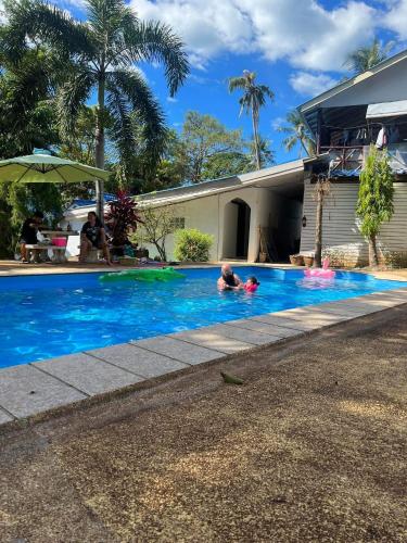 象岛cher lonely beach resort Koh chang的一群人在游泳池游泳