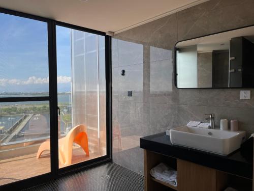 东港緩慢大鵬灣的美景浴室设有水槽和淋浴