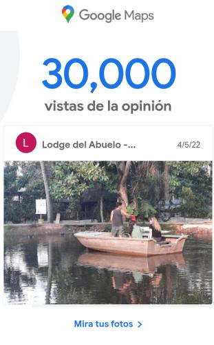 普卡尔帕Lodge del Abuelo - Divina Montaña的网页上载有两人的船只