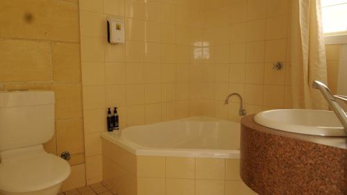 坎贝尔港左舷汽车旅馆的带浴缸、卫生间和盥洗盆的浴室