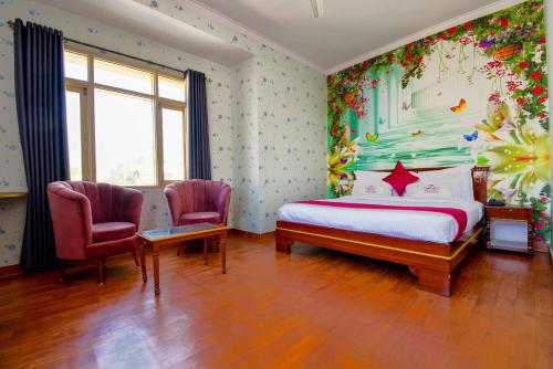 斋浦尔Hotel Parv的一间卧室配有一张床和两把椅子