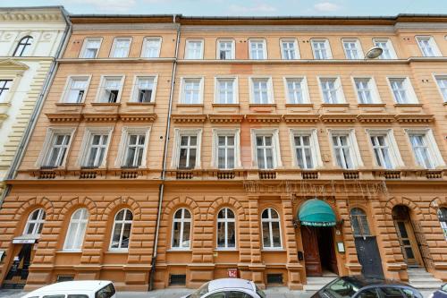 布达佩斯Kalvin House Budapest的街道上带白色窗户的大型木质建筑
