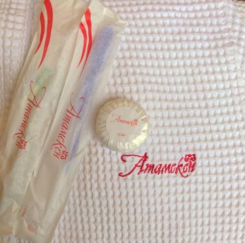 阿克托比Royal_hotel_hostel的白色毯子上带奖牌的塑料袋