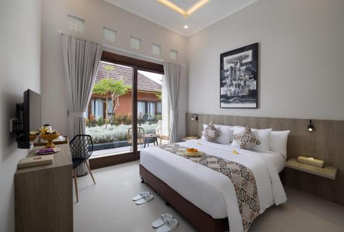 MenangaTapa Agung View的一间卧室设有一张大床和一个窗户。