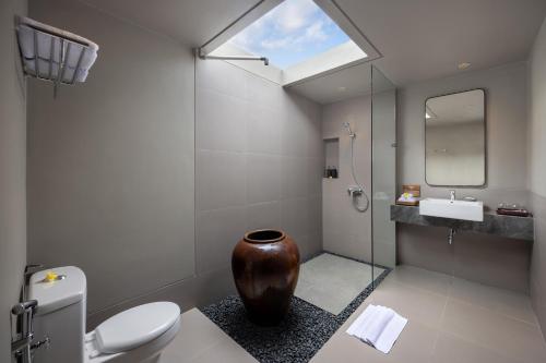 MenangaTapa Agung View的一间带卫生间、水槽和镜子的浴室