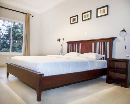 雅温得Riad Prince Louis的一间卧室设有一张大床和一个窗户。