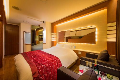 下志津コスタリゾート千葉北（大人専用）的一间卧室配有一张大床和镜子