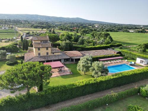 维泰博Relais Santa Caterina Hotel的享有带游泳池的庄园的空中景致