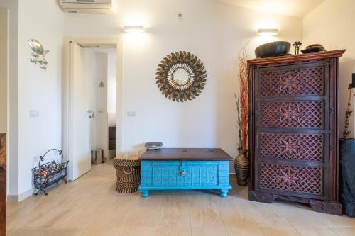 哥斯达雷Casa Cò的一间设有蓝色桌子和一面镜子的墙壁客房