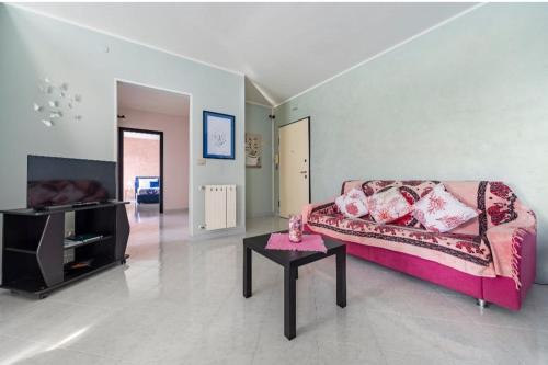 泰尔莫利A casa di Elga的客厅配有沙发和桌子
