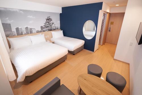 大阪Travelodge Honmachi Osaka的小房间设有一张床和一把椅子