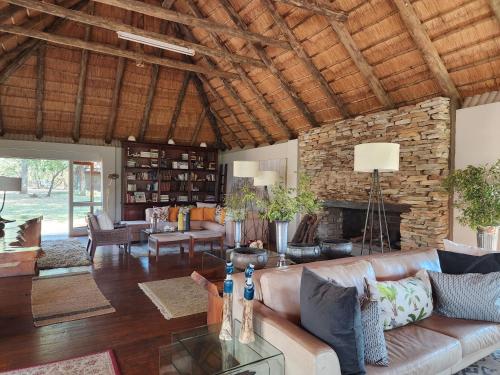 Karongwe Game ReserveKarongwe River Lodge的带沙发和壁炉的客厅