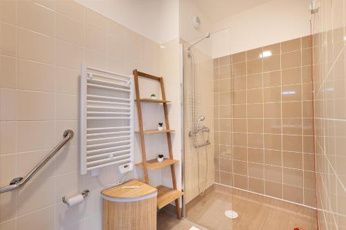 Le RaincyZenao Appart'hôtels Le Raincy的带淋浴、卫生间和盥洗盆的浴室