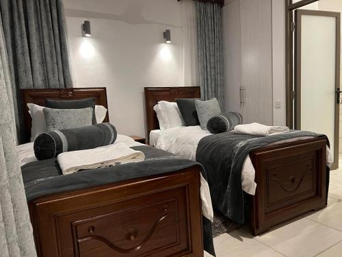 基利菲Lihanda Villa B1的一间卧室配有两张带蓝色毯子的床