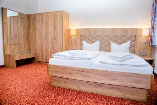 腓特烈罗达Waldhotel Friedrichroda的一间卧室配有一张带白色床单的大床