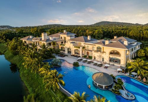 富国Vinpearl Wonderworld Phu Quoc的享有带游泳池的大型豪宅的空中景致