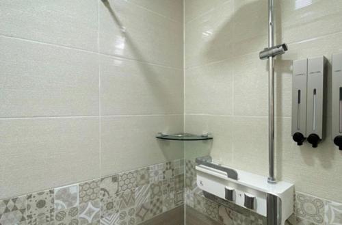 西归浦市Soldongsan Stay的瓷砖浴室设有卫生间和水槽