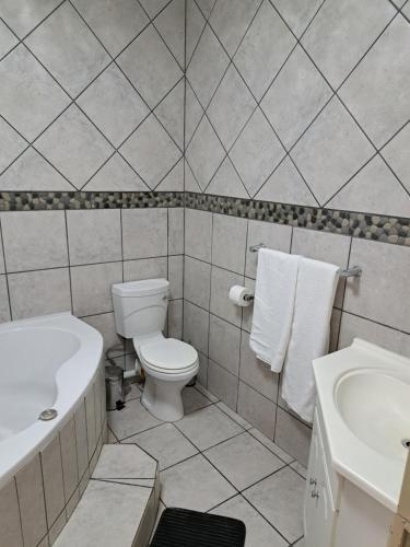 肯普顿帕克Partridge Place的白色的浴室设有卫生间和水槽。