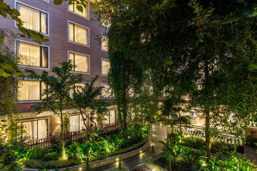 加德满都Hotel Thrive, A Tropical Courtyard的前面有花园的建筑