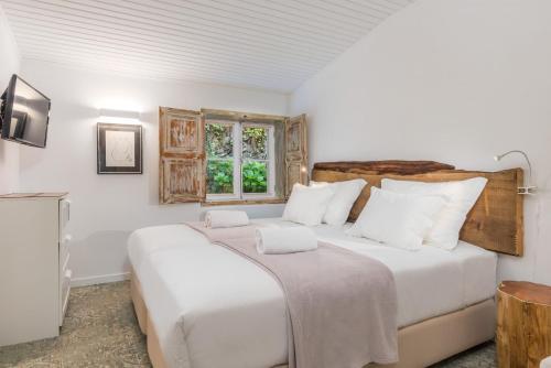 伊斯特雷托达卡耶塔Rabaçal Nature Spot Cottage的卧室设有一张白色大床和一扇窗户。