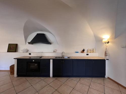 GiustinoTrilocale Giustino Vadaione的厨房配有水槽和炉灶 顶部烤箱