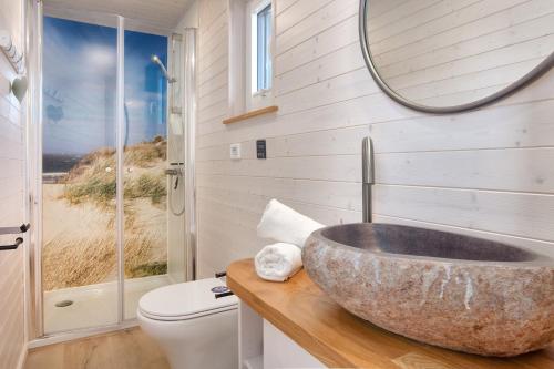 海利根港Hausboot - Svanehus的一间带水槽、卫生间和镜子的浴室