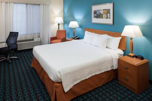 拉斯顿Fairfield by Marriott Ruston的酒店客房带一张大床和一把椅子