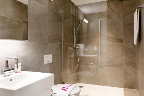苏黎世Nest - Elsastrasse 16的带淋浴、卫生间和盥洗盆的浴室