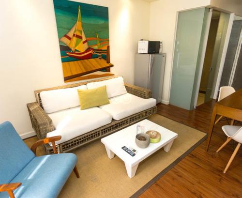 长滩岛Ferra Premier by JG的客厅配有白色的沙发和桌子