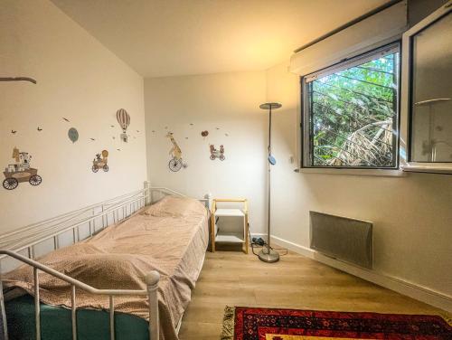 马赛LE BUNKER Prado Plage Velodrome的一间卧室设有一张床和一个窗口
