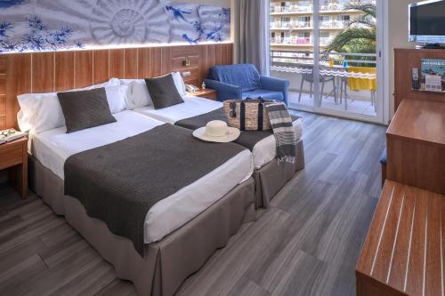 罗列特海岸GHT水族馆及Spa酒店的酒店客房设有一张大床和一台电视。