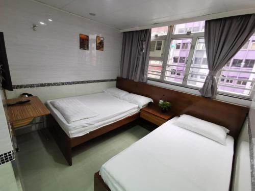 香港香港百乐宾馆 Best-B&B的带2扇窗户的小客房内的2张床