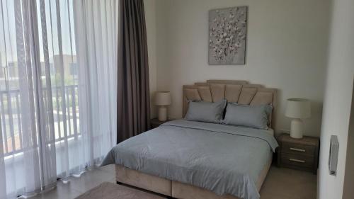 拉斯阿尔卡麦Villa Elena Hayat Island Marbella的一间卧室设有一张床和一个大窗户