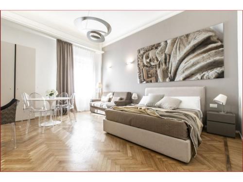 米兰Heart Milan Apartments Duomo District的一间卧室配有一张床和一张桌子