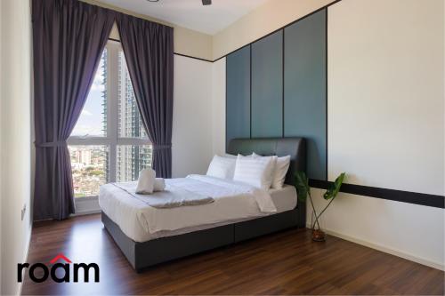 吉隆坡UNA Serviced Apartment Kuala Lumpur by Roam的一间卧室设有一张床和一个大窗户