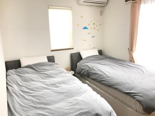 KoshigoeMarine House - Vacation STAY 77620v的卧室内两张并排的床