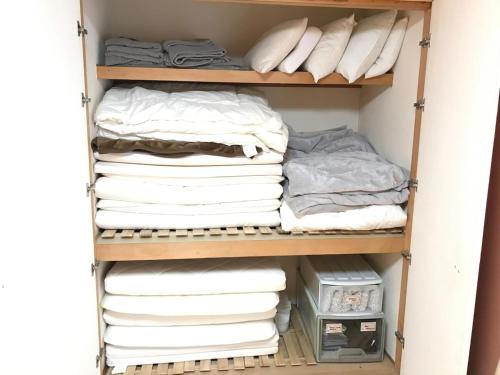 KoshigoeMarine House - Vacation STAY 77620v的衣柜里装满了许多毛巾