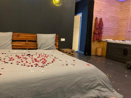 鲁贝Diane Luxury 1的一间卧室,床上铺有红色玫瑰花瓣