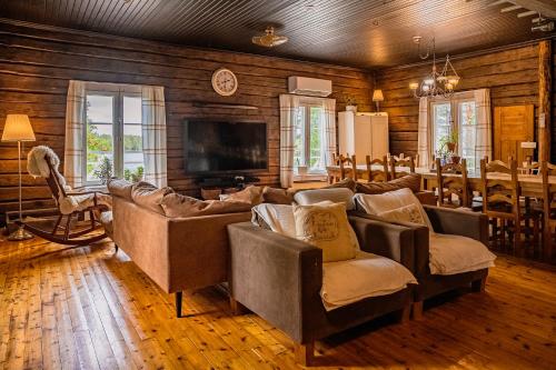 罗瓦涅米Kotatuli Forest Lodge的客厅配有沙发和电视。