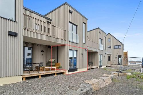 亨宁斯韦尔New and modern apartment in Henningsvær的街上的一排房子