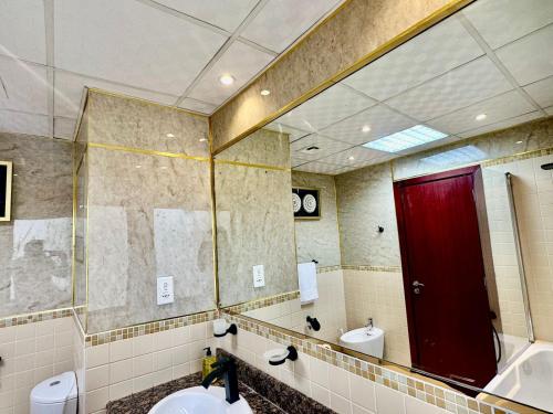 迪拜2BR Luxury Apartment Marina View的浴室设有红色的门和镜子