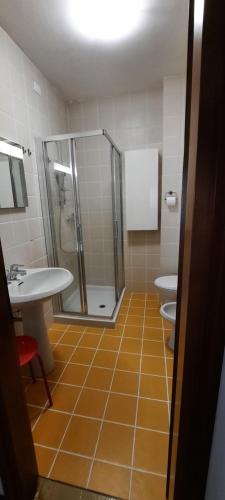塔尔维西奥M&M 26的带淋浴、盥洗盆和卫生间的浴室