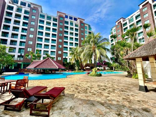 雅加达雅加达克里斯塔尔酒店的一个带游泳池、椅子和建筑的度假村
