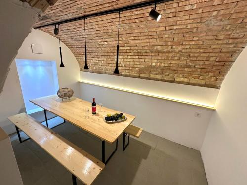 莫悠罗德Tiétek a HÁZ的一间设有桌子和砖墙的用餐室