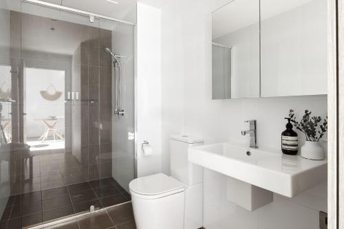 纽卡斯尔The Swell的白色的浴室设有卫生间和水槽。