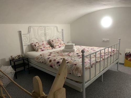 克罗梅日什Apartmán Charmant的卧室配有白色床、粉色床单和枕头