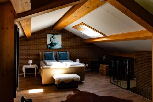 博黑克Bed and Breakfast Lindershoeve Bergeijk的一间卧室设有一张床和砖墙