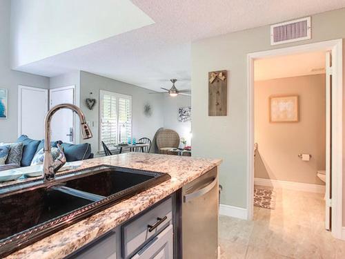 基西米Stunning Tree Tops Apt - Disney!的一个带水槽的厨房和一间客厅